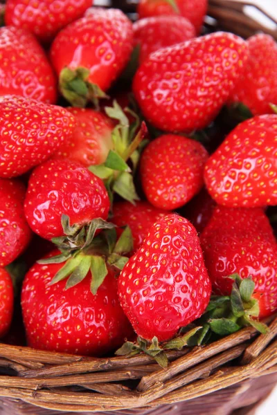 Rijpe zoete aardbeien in rieten mand, close-up — Stockfoto