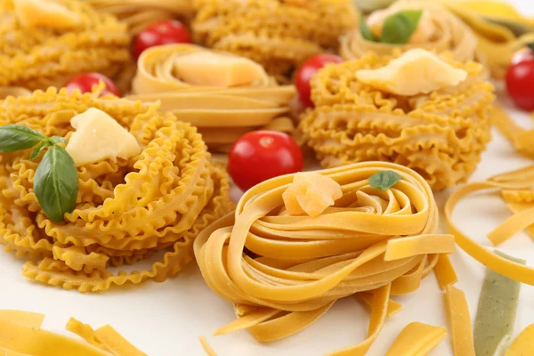 Raw homemade pasta and tomatoes, closeup — Stock Photo, Image