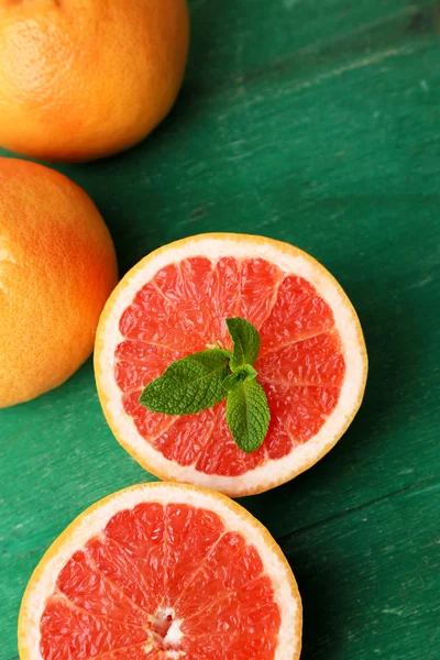 Rijp grapefruits op een houten achtergrond kleur — Stockfoto