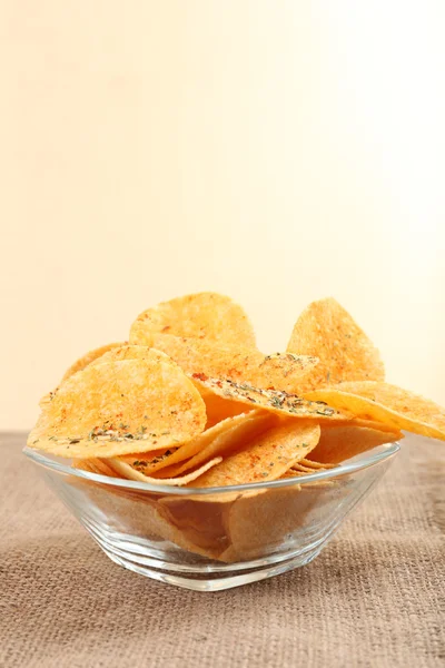 Domowe chipsy w szklanej misce na stole — Zdjęcie stockowe