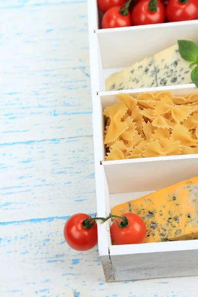 Produtos italianos em caixa de madeira na mesa close-up — Fotografia de Stock