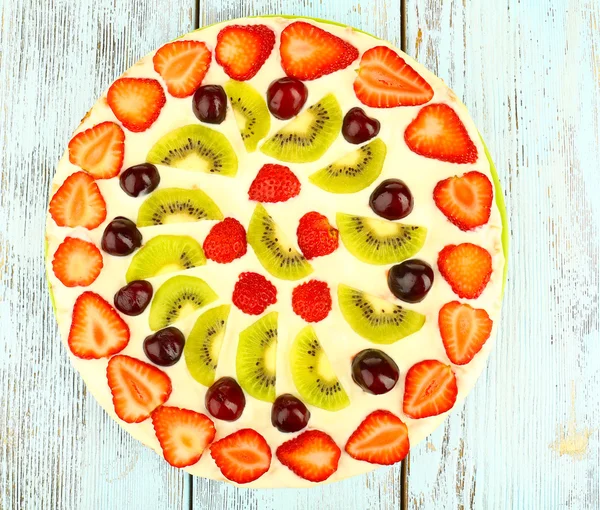 Pizza dulce casera con frutas en la mesa de madera, de cerca — Foto de Stock