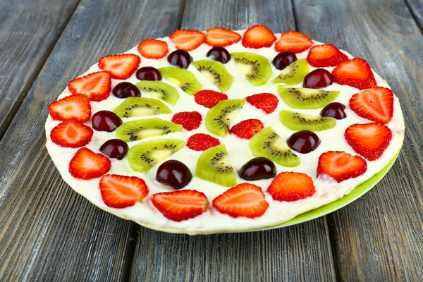 Zelfgemaakte zoete pizza met vruchten op houten tafel, close-up — Stockfoto