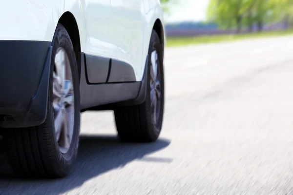 Geschwindigkeit. Auto fährt auf Straße — Stockfoto