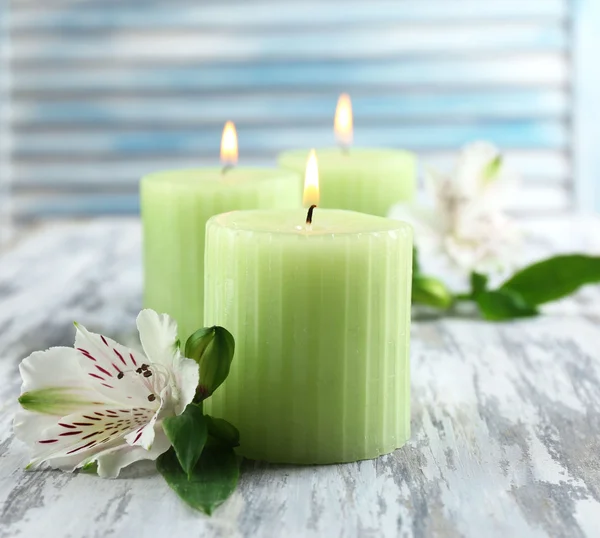 Belas velas com flores no fundo de madeira — Fotografia de Stock