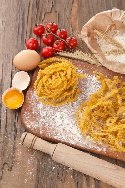 Натюрморт с сырой домашней пастой и ингредиентами для макарон — стоковое фото