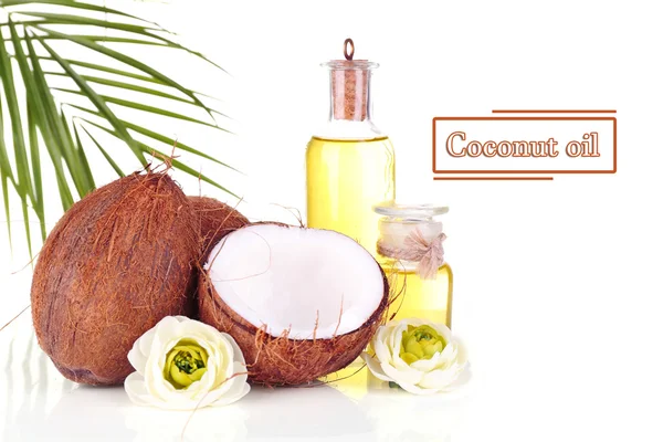 Noci di cocco e olio di cocco, isolate su bianco — Foto Stock