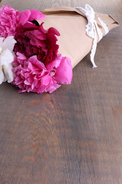 Boeket van mooie pioenrozen op houten achtergrond — Stockfoto