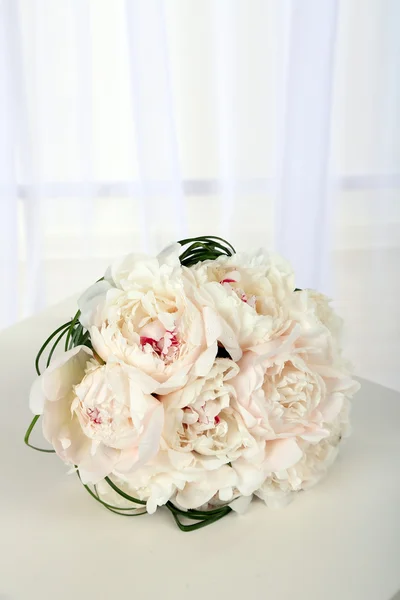 Beautiful wedding bouquet on table on light background — Stock Photo, Image