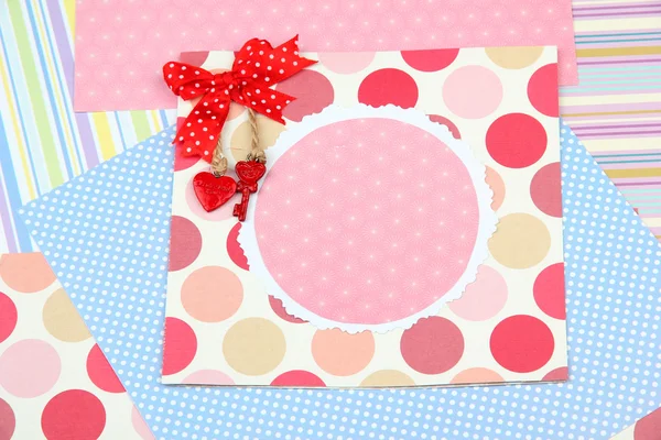 Hermosa tarjeta postal hecha a mano y papeles para scrapbooking — Foto de Stock