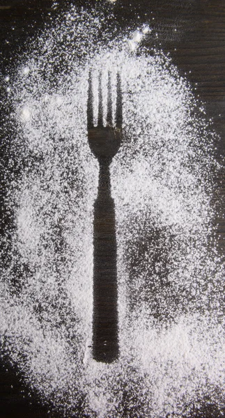 Tenedor de impresión hecho de harina en primer plano de la mesa —  Fotos de Stock