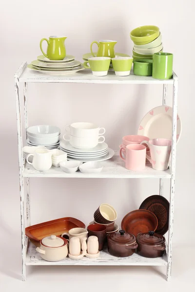 Různé nádobí na polici, izolované na bílém — Stock fotografie