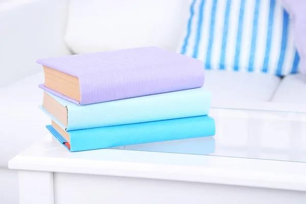 Boeken over koffie tafel in kamer — Stockfoto