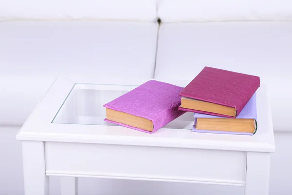 Libros sobre mesa de café en la habitación — Foto de Stock