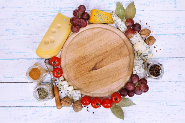 Diferentes tipos de queso con tabla vacía en primer plano — Foto de Stock