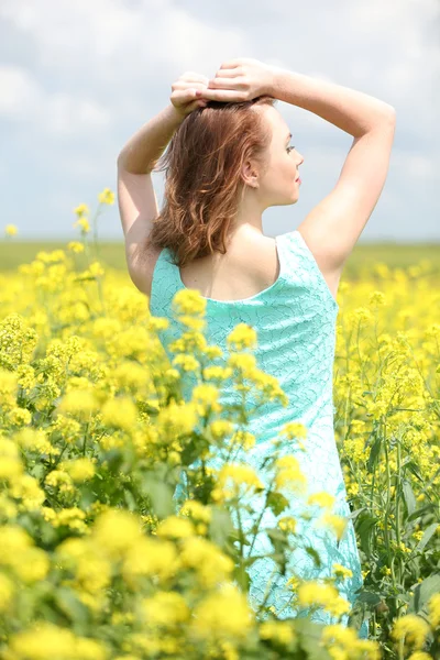Vacker ung kvinna blomma fältet — Stockfoto