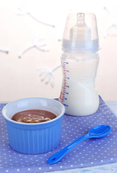 Babyvoeding en melk op tafel op lichte achtergrond — Stockfoto