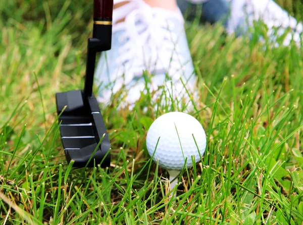 Giocatrice di golf al campo da golf — Foto Stock