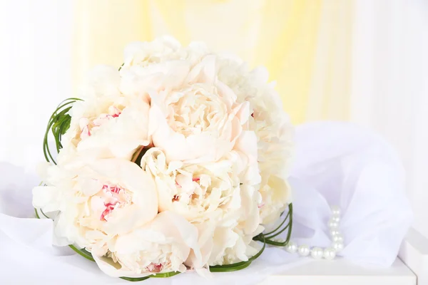 Krásné svatební kytice na stůl na světlé pozadí — Stock fotografie