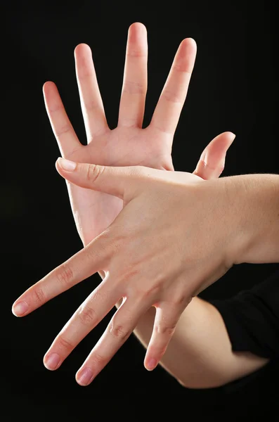 Руки людини на чорному тлі — стокове фото