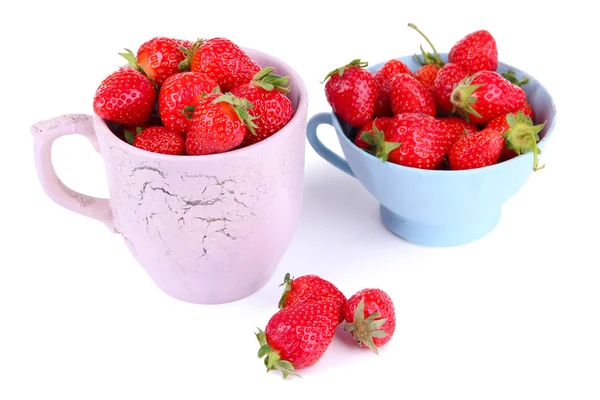 Rijpe zoete aardbeien in kleur mokken geïsoleerd op wit — Stockfoto