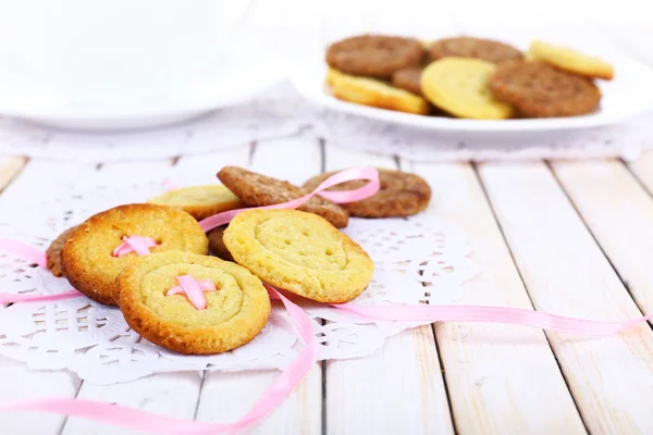 Cookies cukru w kształt przycisków na stole — Zdjęcie stockowe