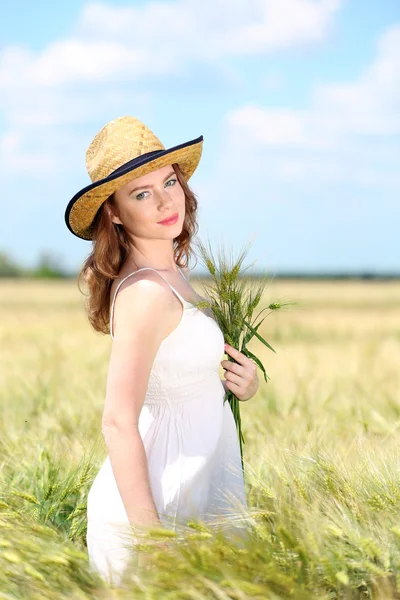 Belle jeune femme avec des oreilles dans le champ — Photo