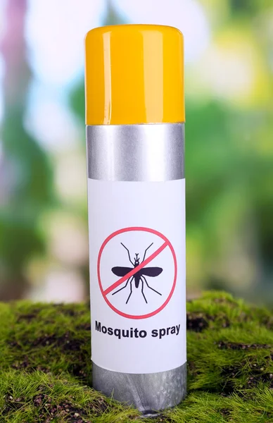 Спрей от комаров на фоне природы — стоковое фото