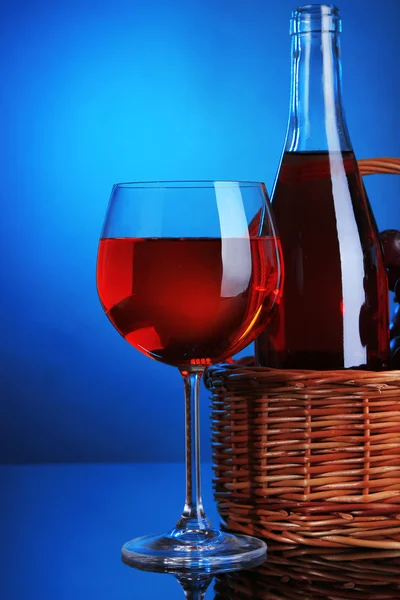 Dojrzałych winogron, wino i butelkę wina na kolorowe tło — Zdjęcie stockowe