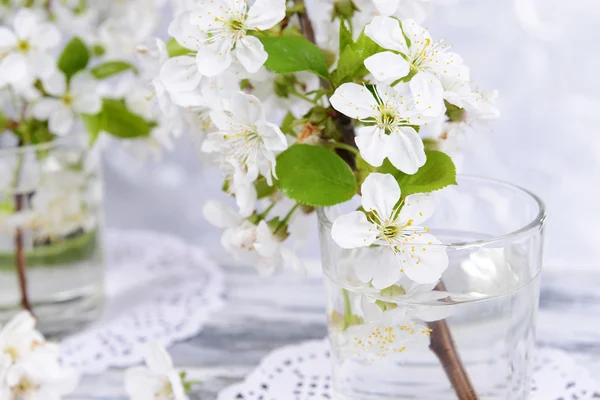 Owoc piękny kwiat w szkło na stole na szarym tle — Zdjęcie stockowe