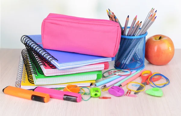 Fournitures scolaires lumineuses sur table sur fond clair — Photo