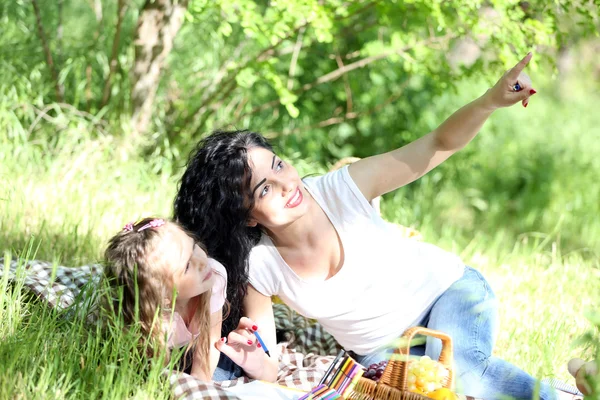 Ibu dan anak yang bahagia. Piknik di taman hijau — Stok Foto