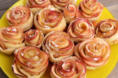 Gül tablo yakın çekim plaka üzerinde apple ile lezzetli puf böreği şeklinde