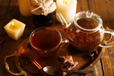 Çay Kupası ve çaydanlık ve tablo, ahşap arka plan üzerinde mum ile kompozisyon