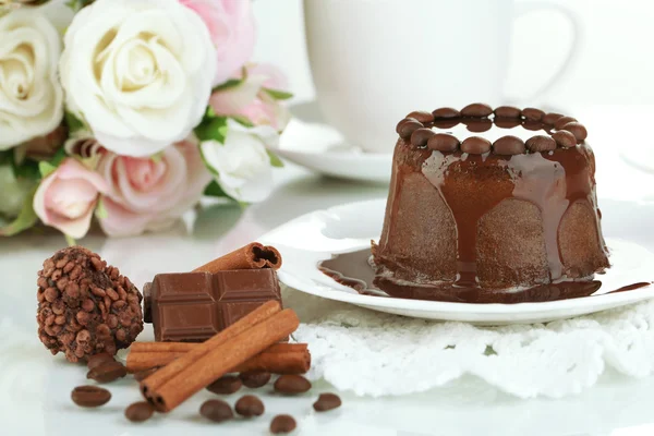 Delicioso pastel de chocolate de cerca —  Fotos de Stock