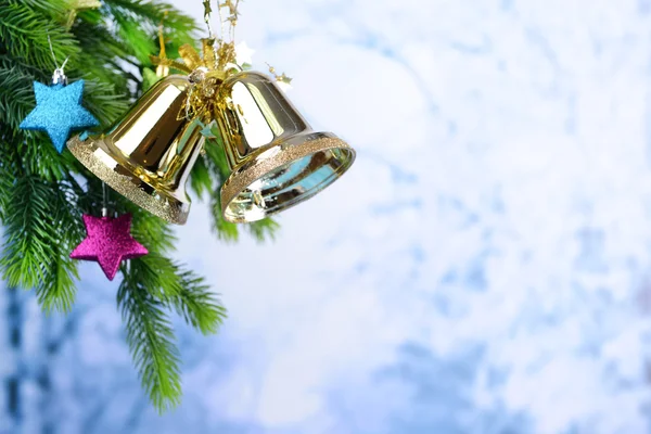 Klokken met Kerstdecoratie op lichte achtergrond — Stockfoto