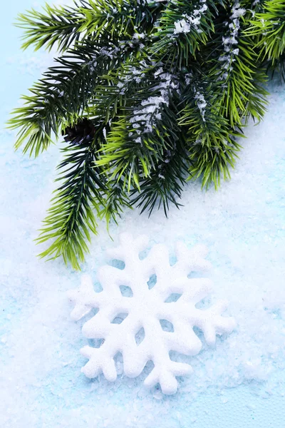 Açık renkli dekoratif kar tanesi ve köknar ağacı — Stok fotoğraf