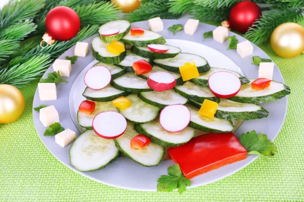 Arbre de Noël du concombre sur l'assiette sur la table close-up — Photo