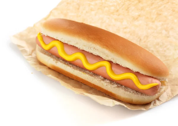 Smakelijke hotdog geïsoleerd op wit — Stockfoto