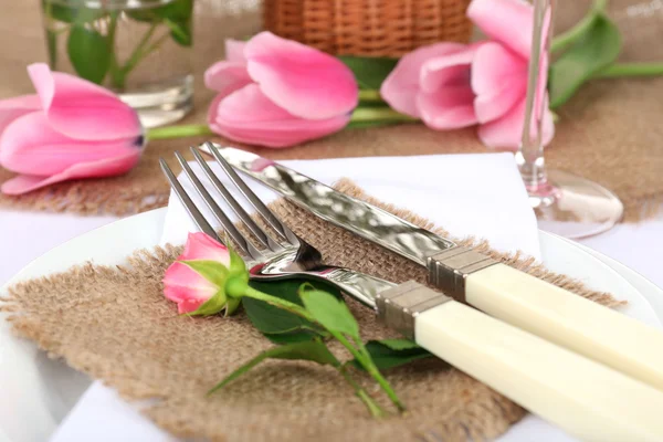 Cenário de mesa com flores de primavera fechar — Fotografia de Stock