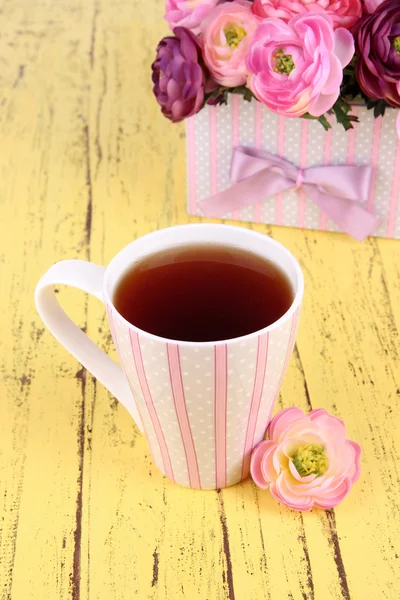 Voňavý čaj s květy na dřevěný stůl detail — Stock fotografie
