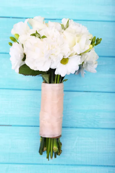 Beautiful wedding bouquet on wooden background — Stock Photo, Image