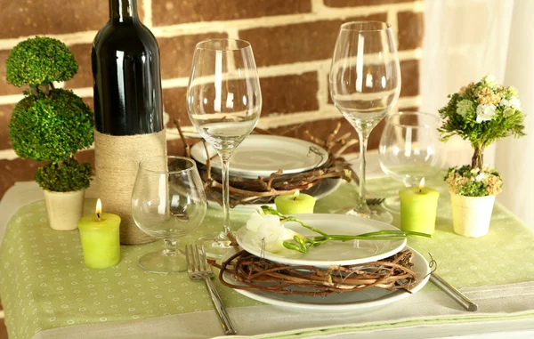 Bella vacanza Tavolo pasquale in toni verdi, su sfondo luminoso — Foto Stock