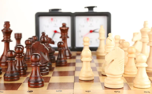 Quadro de xadrez com xadrez e relógio, isolado sobre branco — Fotografia de Stock