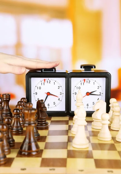 Mão empurrando relógio de xadrez, de perto — Fotografia de Stock