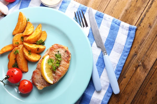 Gegrilltes Steak, gegrilltes Gemüse und gebratene Kartoffelstücke auf Tischhintergrund — Stockfoto