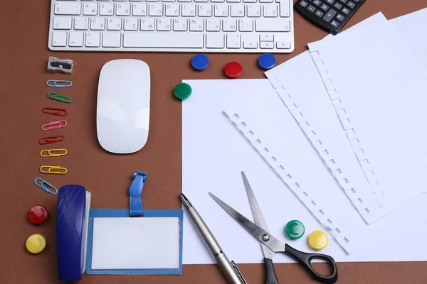 Mesa de oficina con accesorios de papelería, teclado y papel, primer plano — Foto de Stock