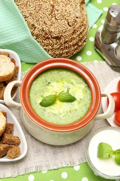 Sopa saborosa na panela na toalha de mesa, close-up — Fotografia de Stock