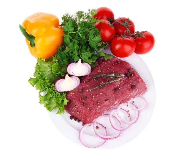 Carne de vacuno cruda con verduras en plato aislado sobre blanco —  Fotos de Stock