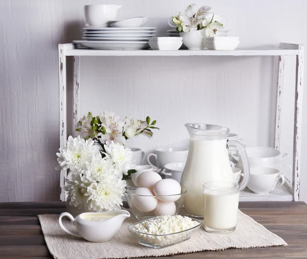 Натюрморт зі смачними молочними продуктами на столі — стокове фото